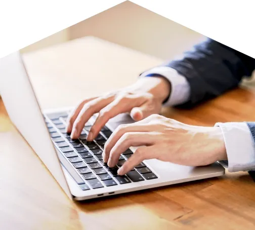 契約書をパソコンで作成する様子