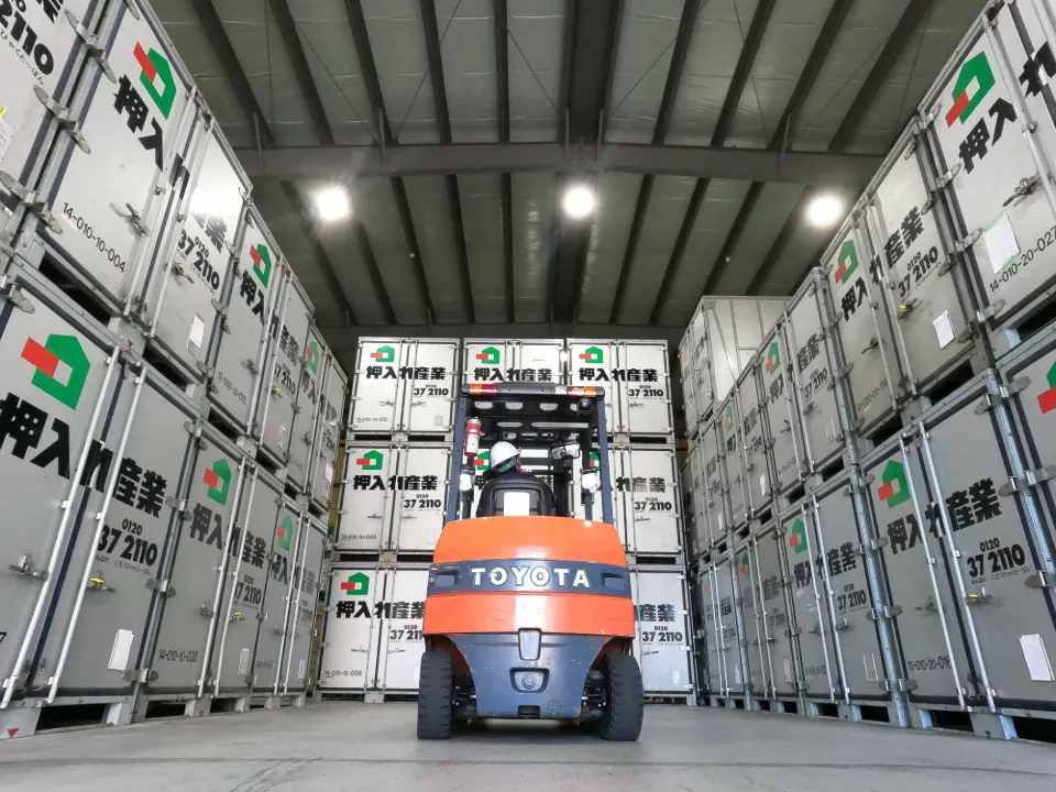 倉庫内でトランクルームが管理される様子